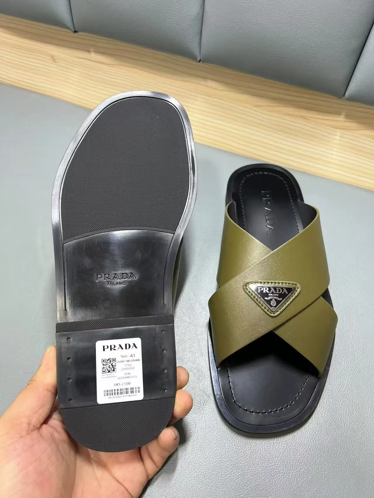 340💰PRADA Prada’s latest slippers are synchronized with the official website. This slipper is made of the brand’s unique and iconic Saffiano leather. The brand logo jumps out from the double straps, and the brand style is clearly visible. Cowhide gives men elegant charm and functional design, making it an ideal choice for vacation and leisure. Size:38-45